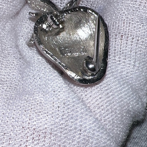 Vintage Miniature 1" Trifari Brushed Silver Plated Strawberry Pin Brooch - Picture 14 of 16